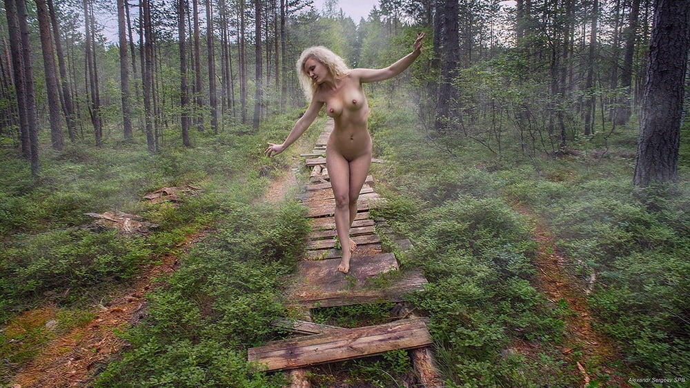 Эротическая фотосессия Натальи на природе голой в лесу