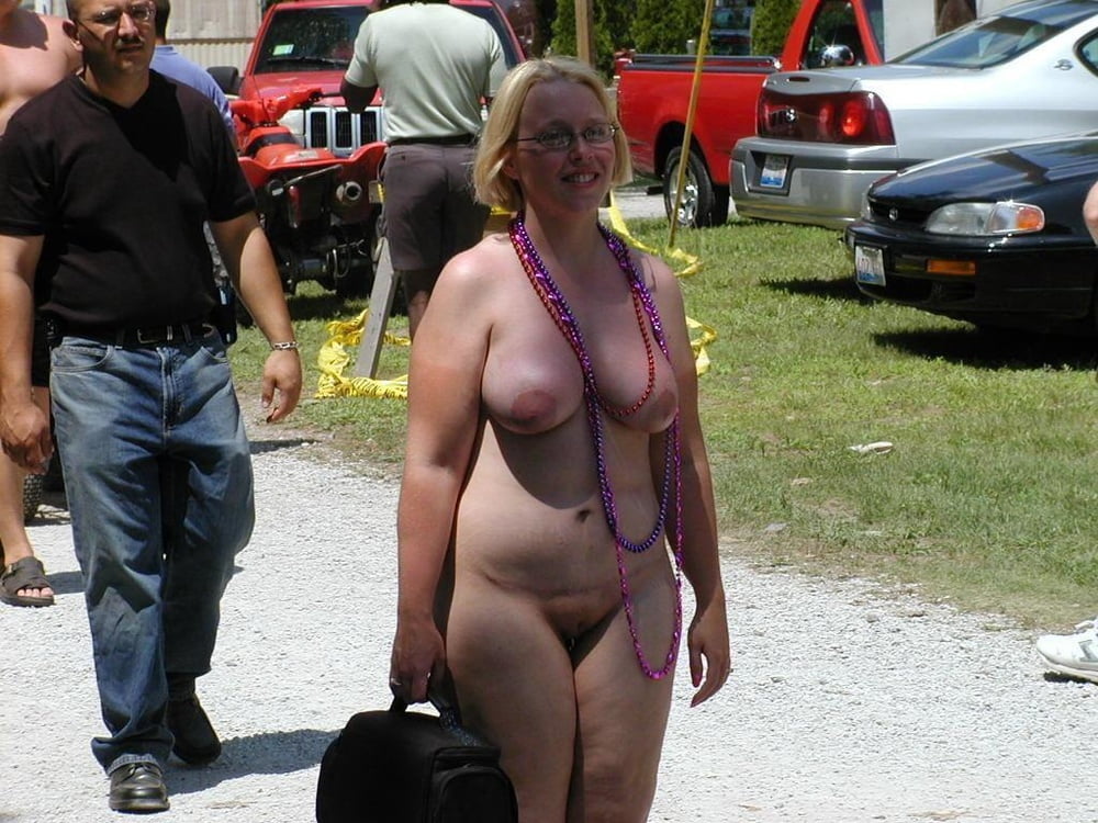 Wife exhibitionist nude
