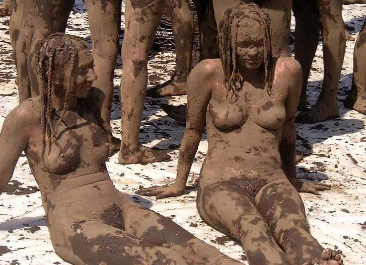 Голые девушки в грязи подборка фото