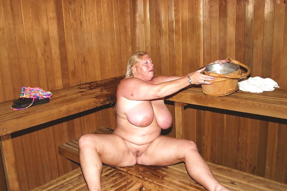 Голые бабенки бесстыдно отдыхают в бане порно фото