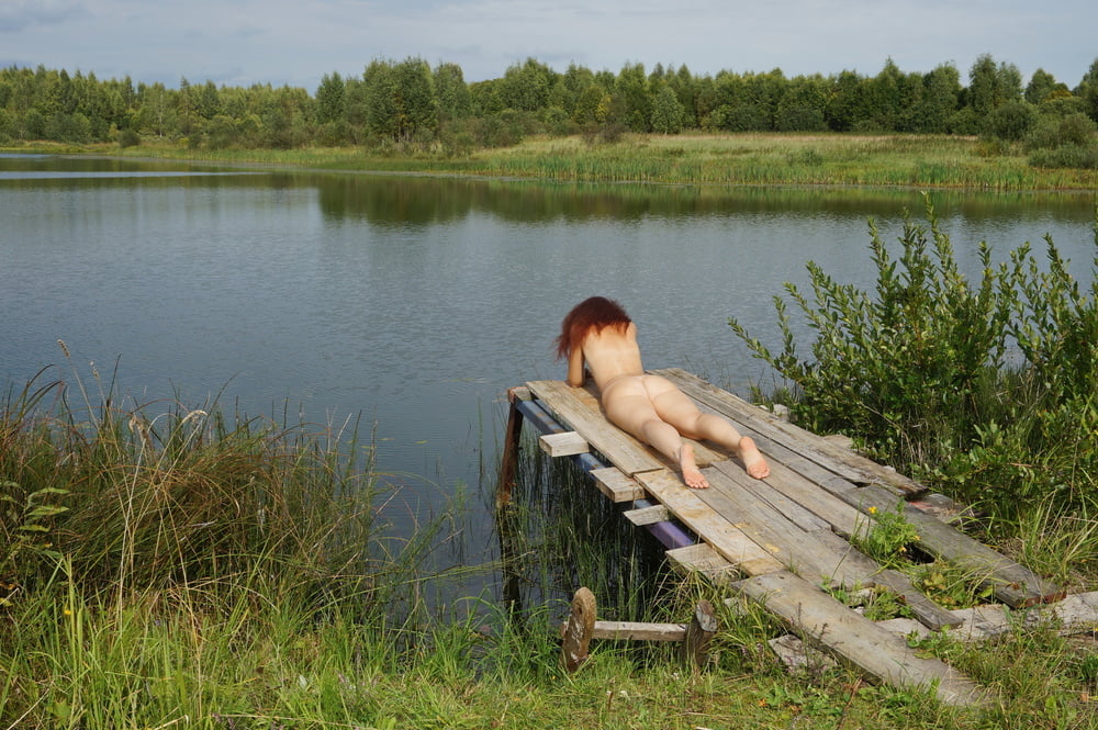 Деревенская жительница загорает у реки порно фото