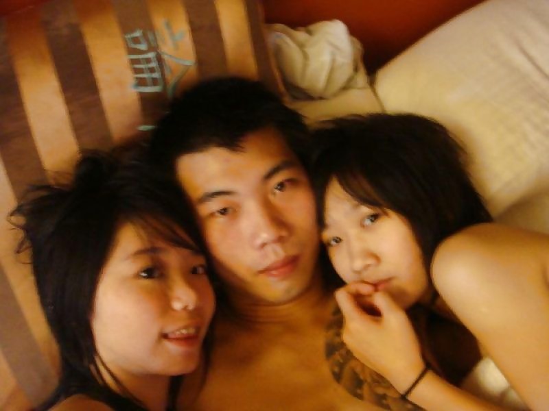 Парни развлекаются с похотливыми азиатскими женщинами и снимают на фото