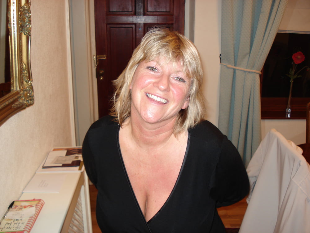 Yorkshire mature wife - 9 Photos 