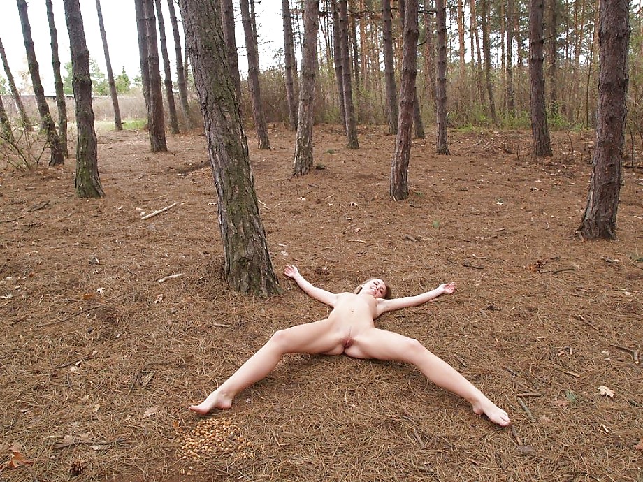 XXX barefeet babe demonstrate her slim naked body