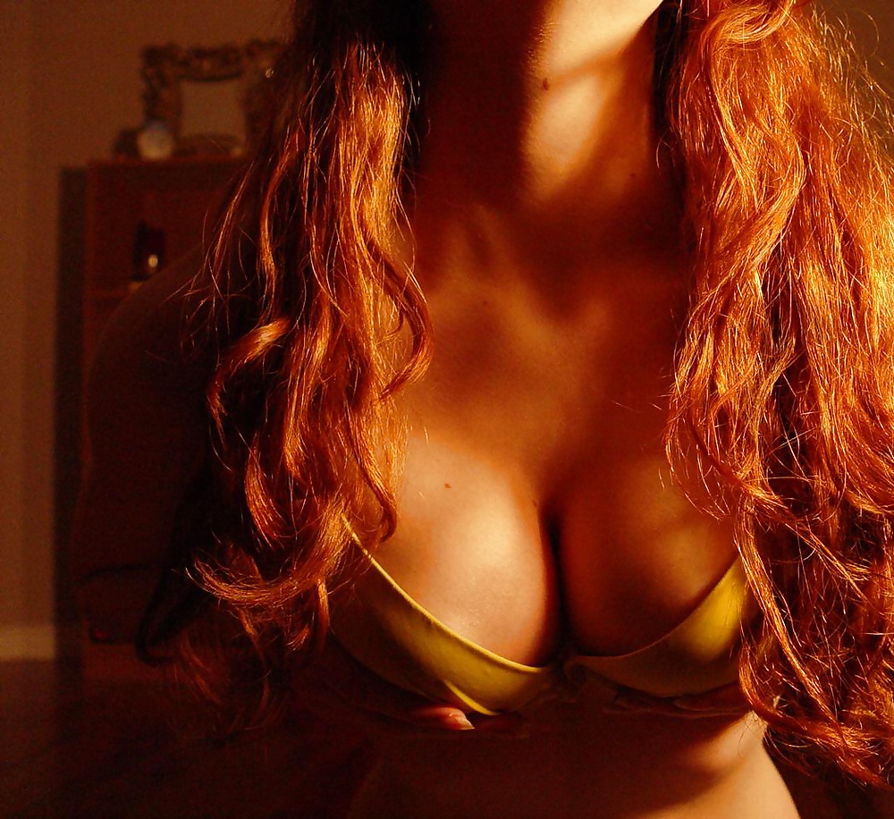 XXX Hot redhead show her body
