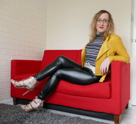 black shiny wetlook leggings with yellow leather jacket         