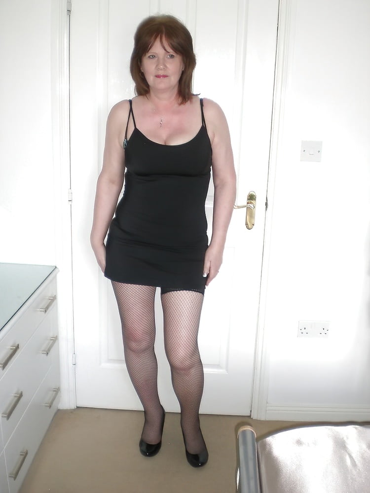 Sexy Mature UK Wife - 26 Photos 