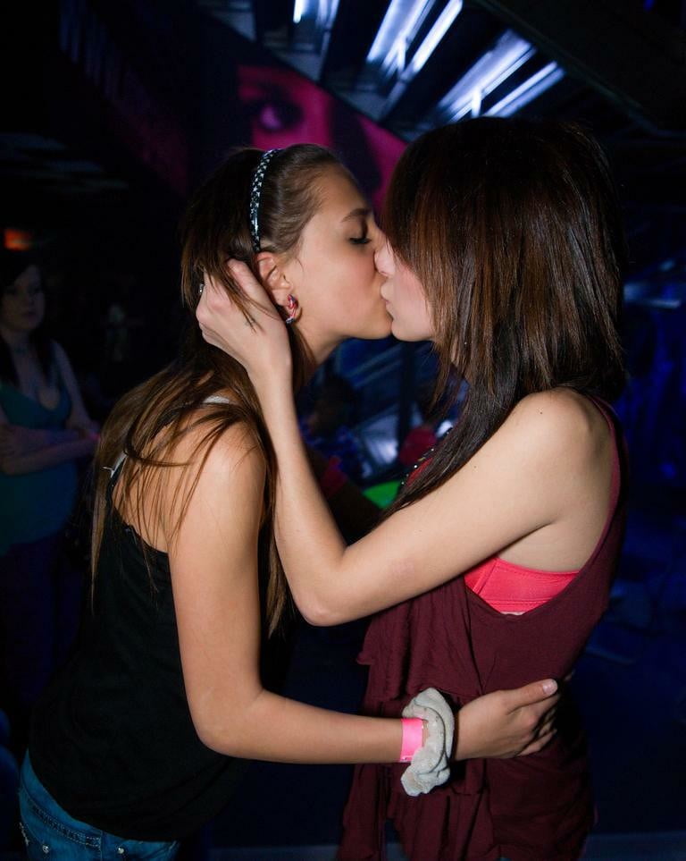 Kissing girls - 40 Photos 