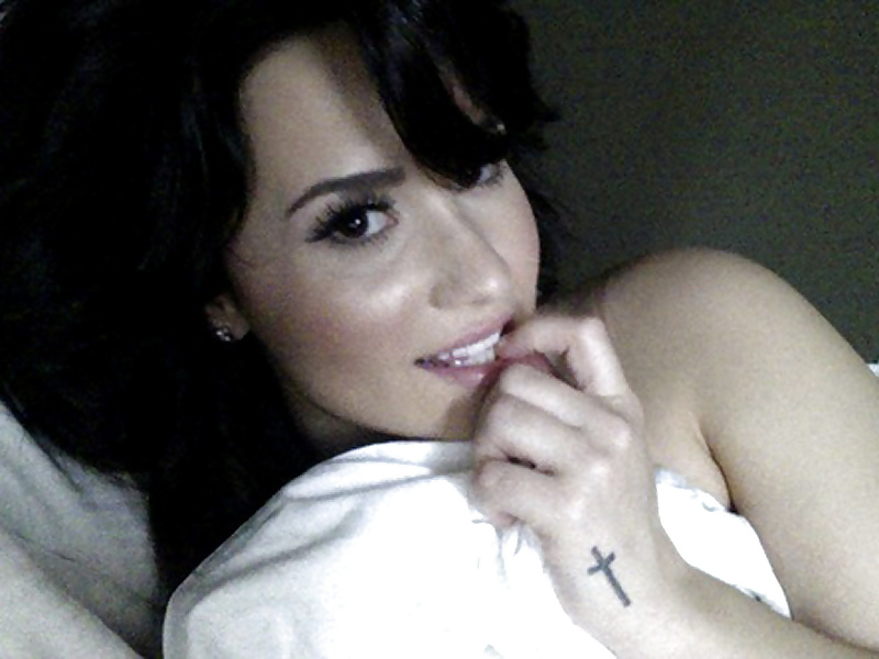 XXX Demi Lovato Leaked Cell Phone Photo's
