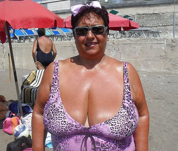 Busty Milf At The Beach 25 Pics Xhamster