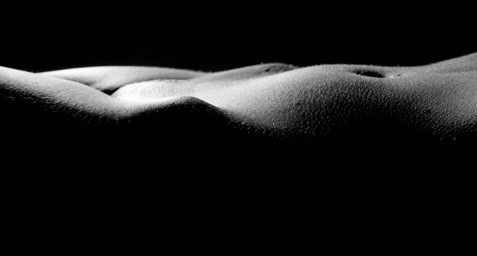 nekedwomen-half-black-and-white-nude-stripping-videos