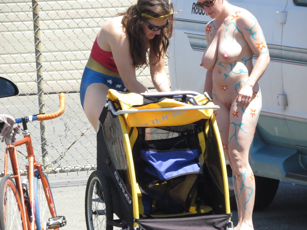  Pregnant MilfWiHuge Boobs Exposing painted body in public - 33 Photos 