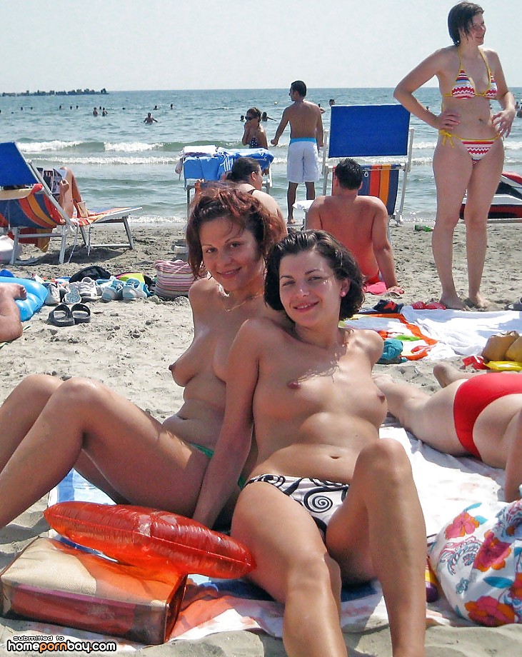 XXX Amateur beach lesbian action