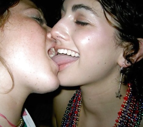 XXX Kissing Girls