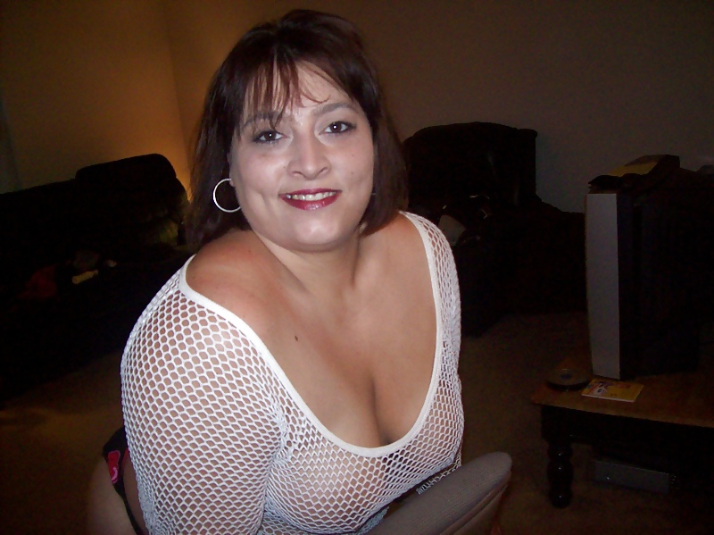 XXX BBW HottwifeMacy poses in white