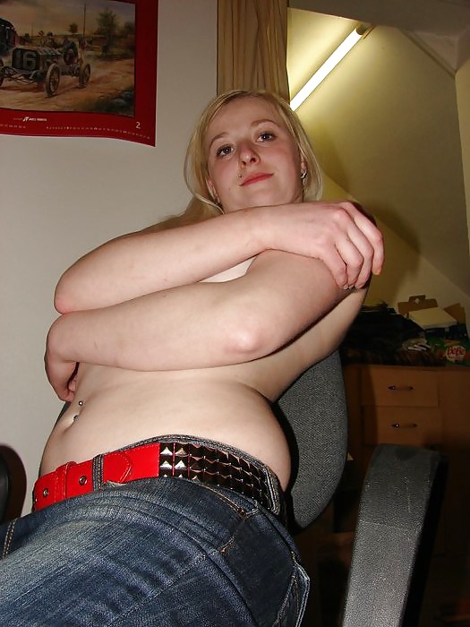 XXX This amateur loves to undress.... 1of2
