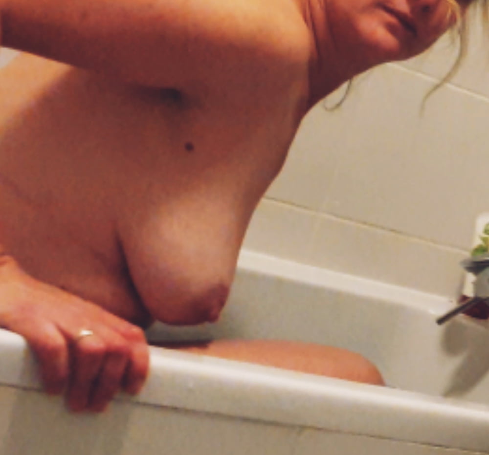 Bath story with hairy wife - 17 Photos 
