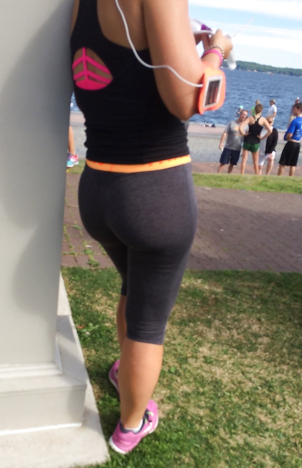 XXX candid leggings ass