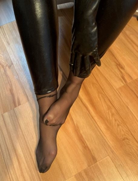 Leggings and Nylon Feet - 6 Photos 