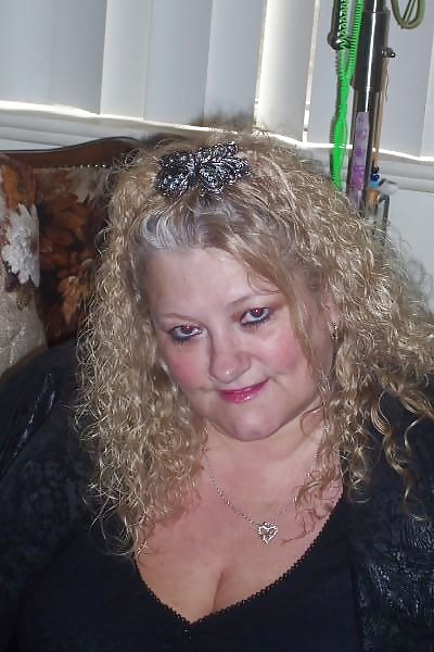 XXX Mature Women Showing Cleavage 2