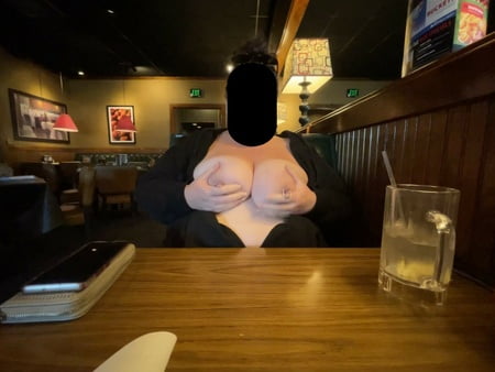 newondoncouple flashing tits at ruby tuesday         