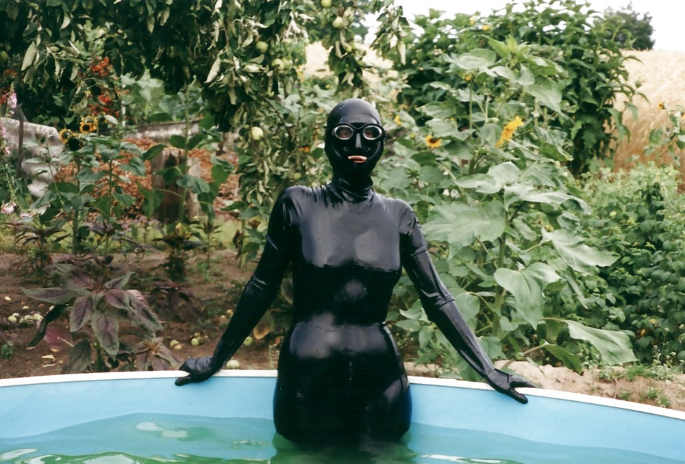 XXX Latex im Pool