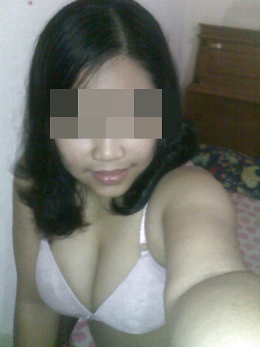XXX indonesia- milf berjilbab selfie bugil
