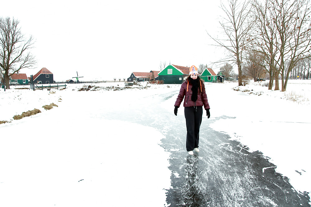 XXX Julia,Elisa,Britt & Gylve on the Dutch Ice.