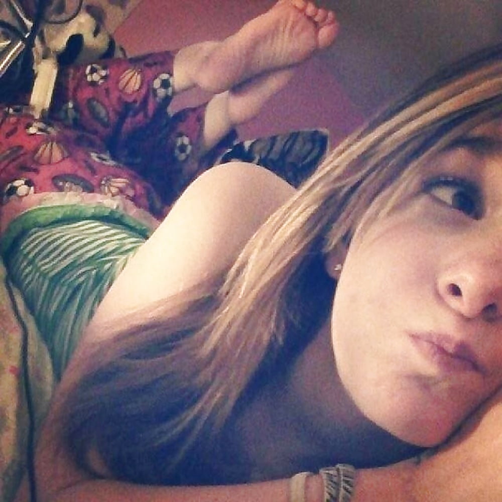 XXX selfshot girls feet pose!!!