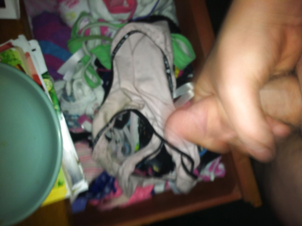XXX jugando con ropa de mi hermana playing with mi sister undies