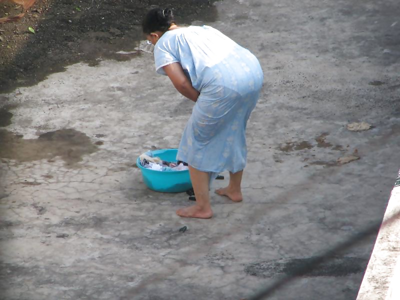 Sri lankan chubby bitch bathing