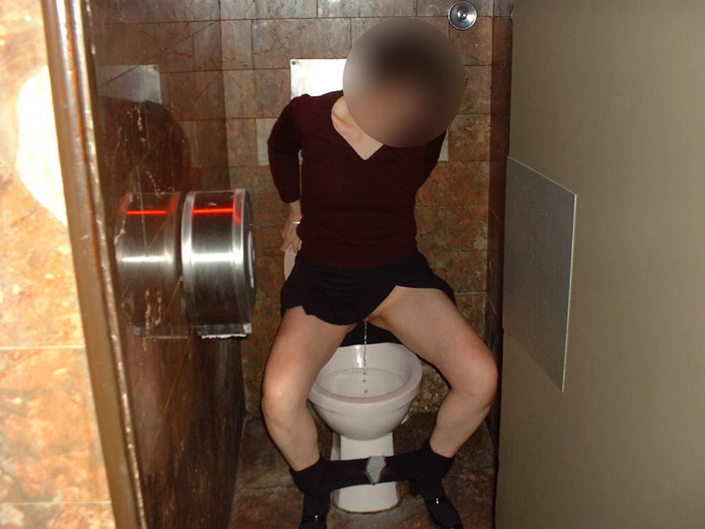 Pee in nightclub - 2 Photos 