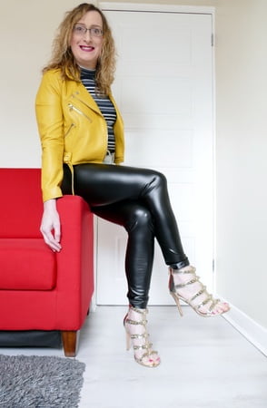 black shiny wetlook leggings with yellow leather jacket         