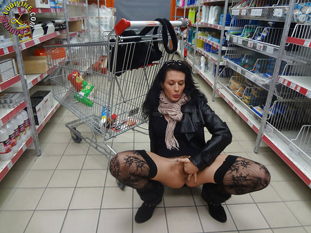 Salope exhibitionniste toute nue dans un magasin