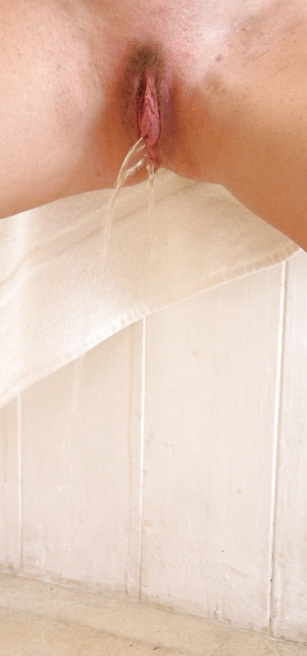 XXX Pretty Pissing Pussies (5)