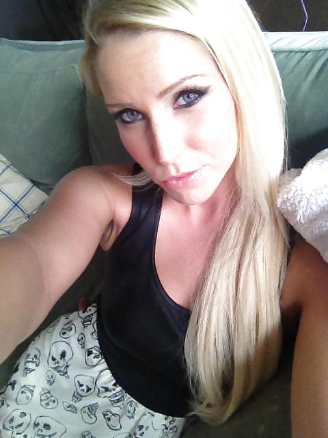 XXX Beautiful blonde takes a picture