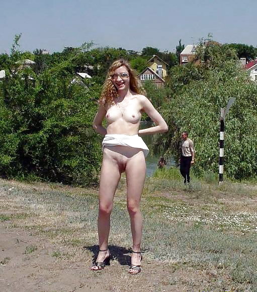 XXX Young girl naked outdoor.