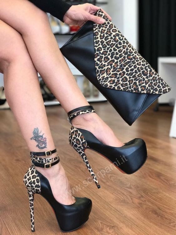 Love women who wear heels- 4 Photos 