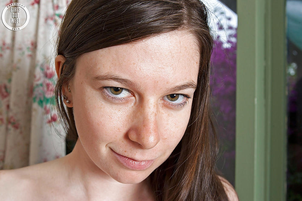 XXX Small titted amateur chick inserts dildo