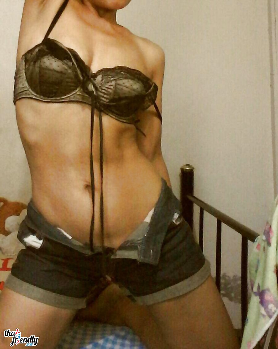 XXX Chat friend (41) shows her hot body.