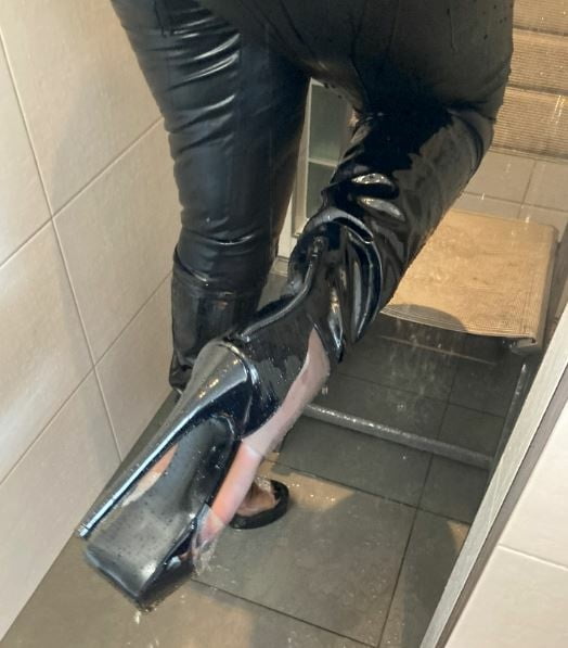Leggings, Boots and Masturbation in Shower - 30 Photos 