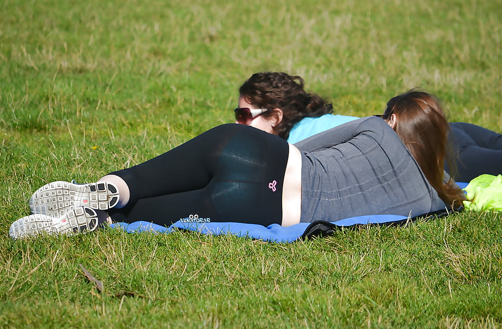 XXX Candid young slut : transparent legging II