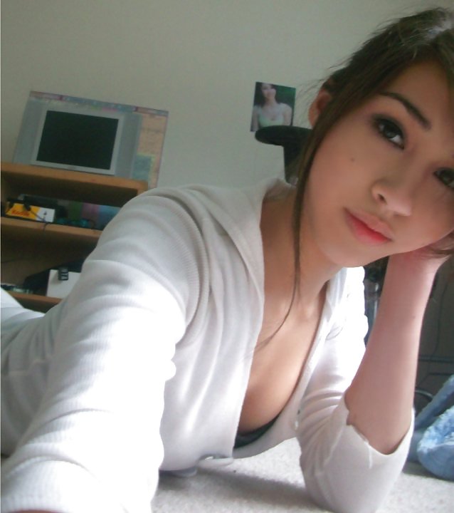 XXX Asian teen posing