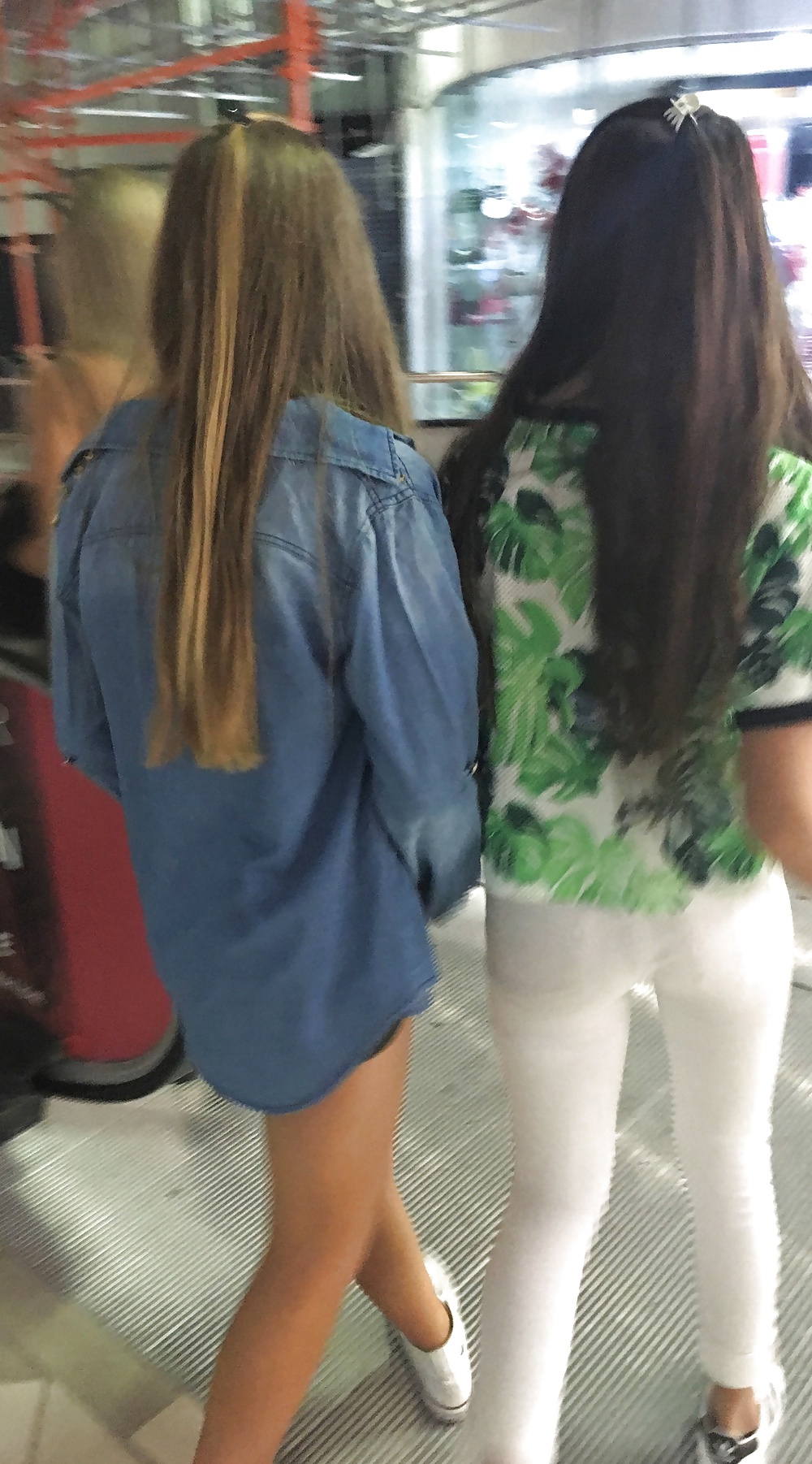 XXX 2 TIGHT mall teens!