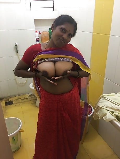Tamil Marvadi Aunty Showing Her Boobs In Bus