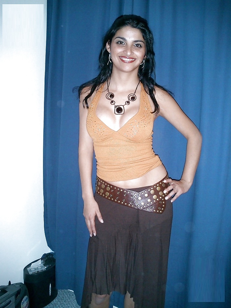 XXX Indian Babe From Delhi Showing Off Her Assets