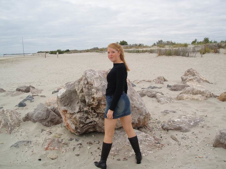 Amateur posing on beach with tan stockings and boots - 21 Photos 