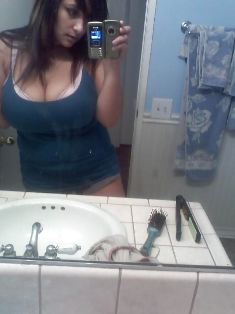 XXX Busty girl photographed herself.