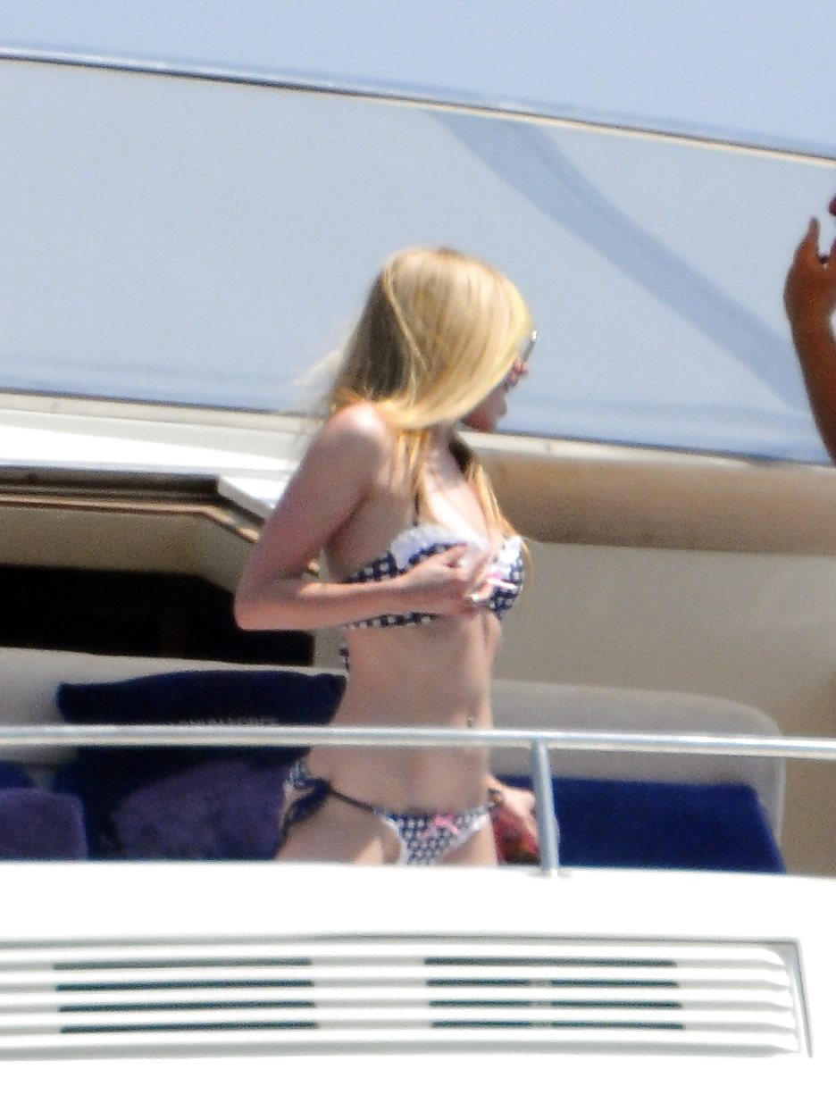 Avril Lavigne Sexy Ass In Sexy Bikini 16 Pics Xhamster