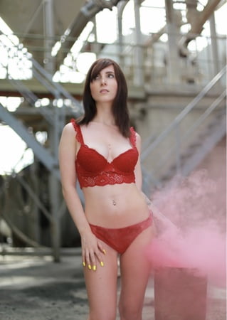 hot pics   lou nesbit lia louise         